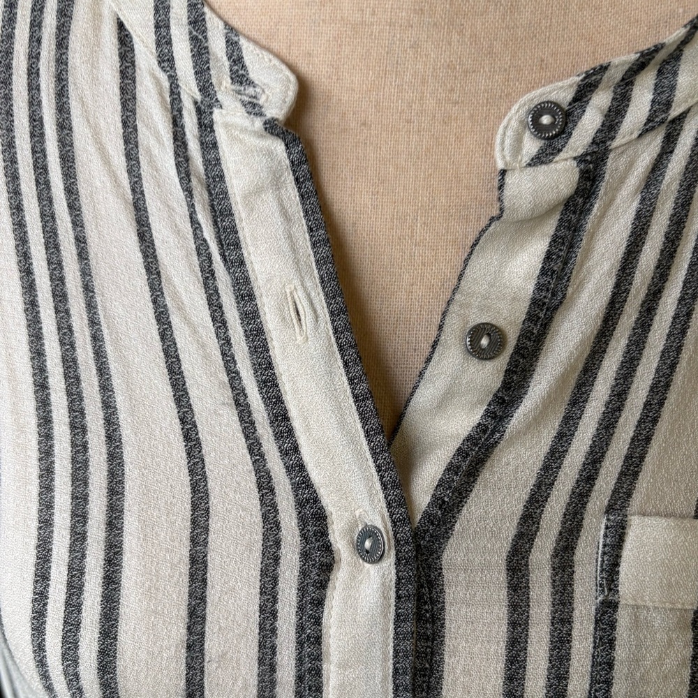 Lucky Brand-Medium 100% viscose off white/gray striped blouse. Roll tab sleeve - Picture 16 of 16
